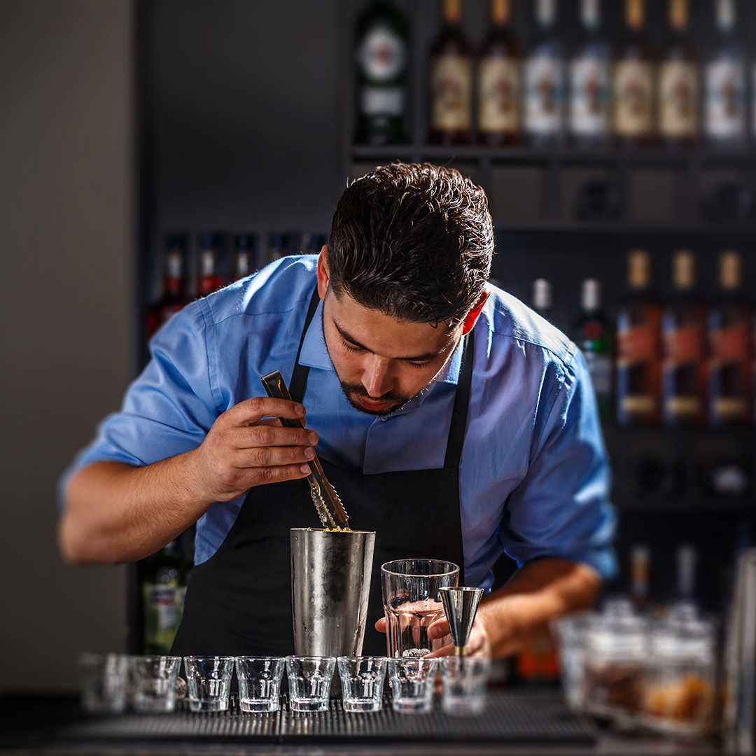 bartender-preparing-an-alcoholic-beverage-2021-08-26-17-51-35-utc MANIPULADOR DE ALIMENTOS: BEBIDAS ALCOHÓLICAS 100% ONLINE