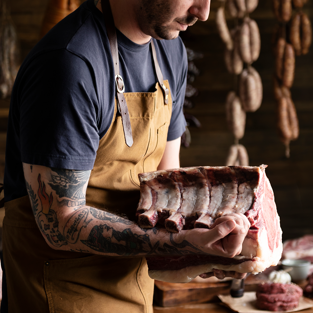 butcher-selling-meat-in-a-butcher-shop-food-photog-2022-12-16-00-53-21-utc MANIPULADOR DE ALIMENTOS: SECTOR CÁRNICO 100% ONLINE
