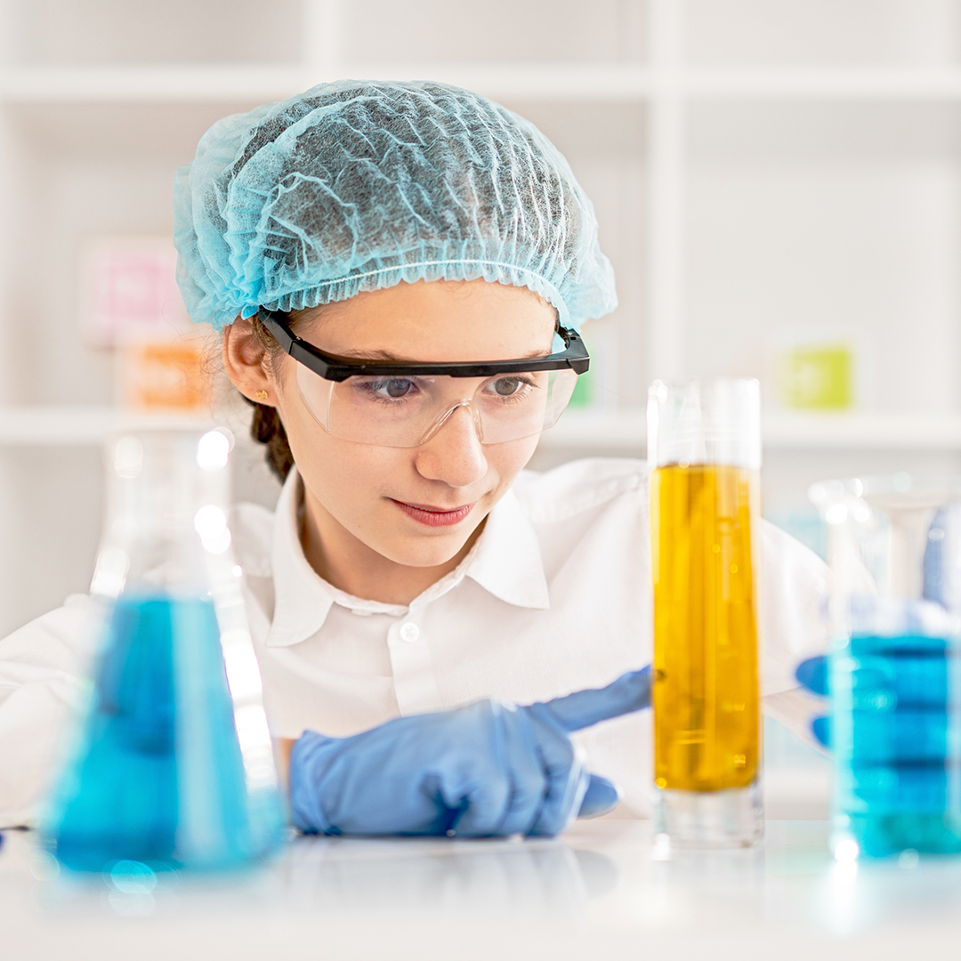 girl-doing-chemical-experiment-during-lesson-2022-11-11-06-41-01-utc PRL EN SECTOR QUÍMICO 100% ONLINE